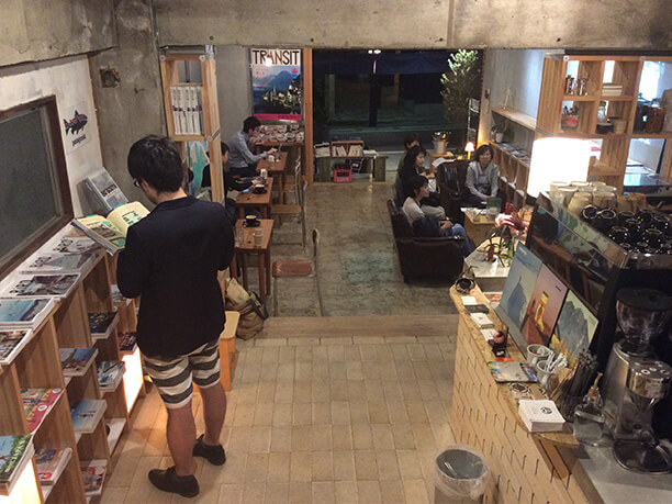 KAIDO books&coffee店内