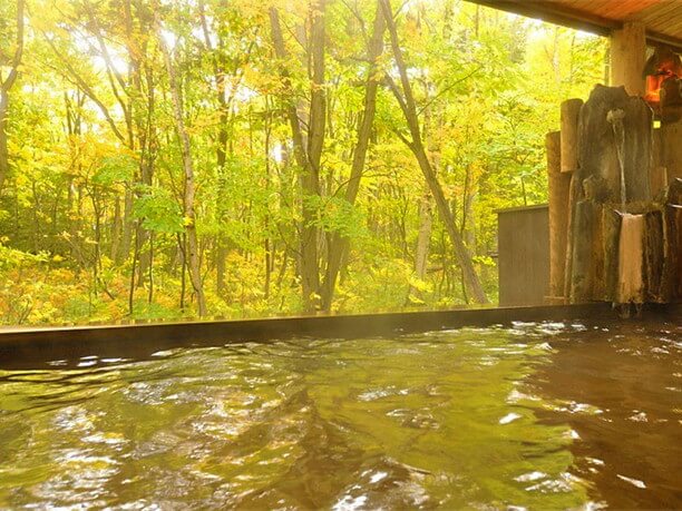 露天風呂から見る秋の紅葉
