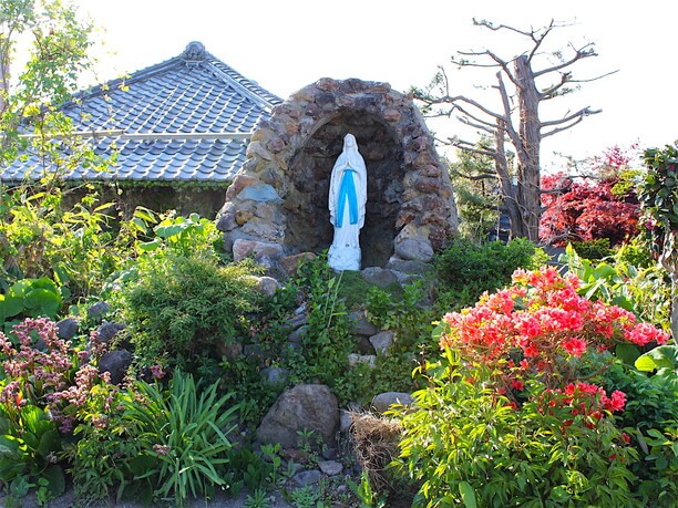 庭に立つマリア像