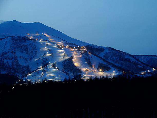 夜の雪山