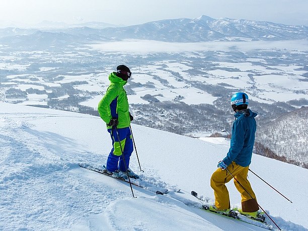 スキーをしている2人