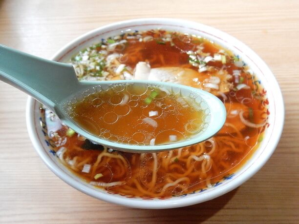 濁りのないすっきりとした味わいのスープ