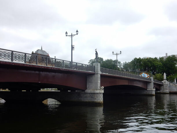 広場から眺める橋の全体像