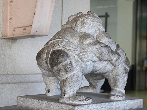 相撲の石像
