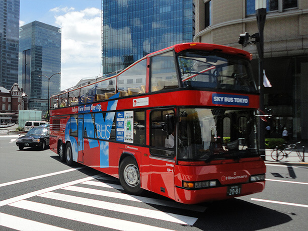 横断歩道を横切るスカイバス東京